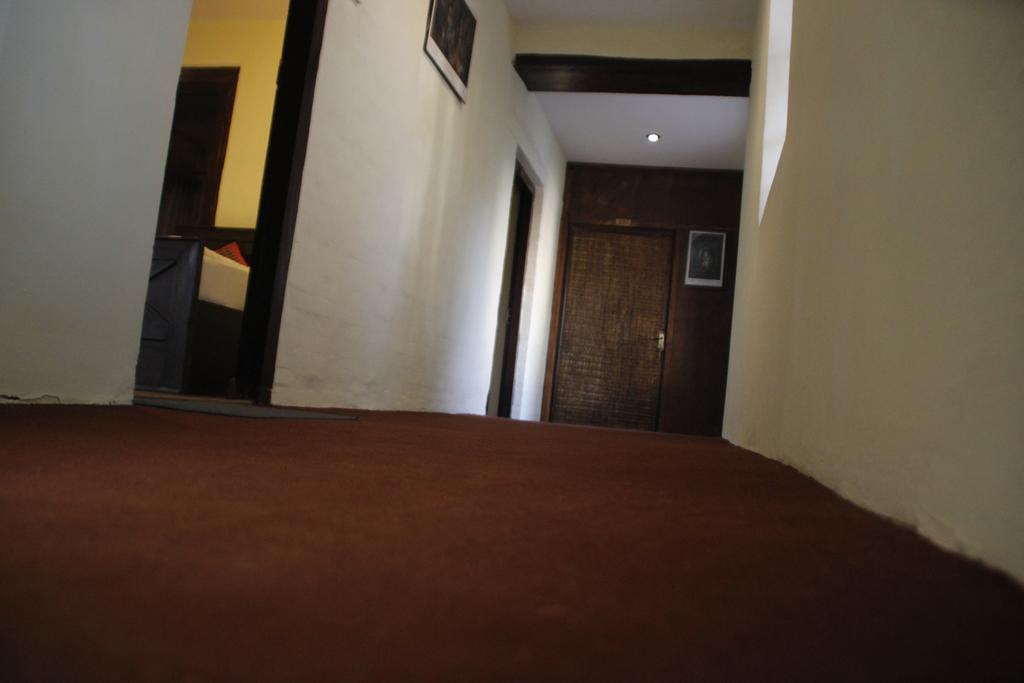 Hotel Peace N Park Катманду Экстерьер фото