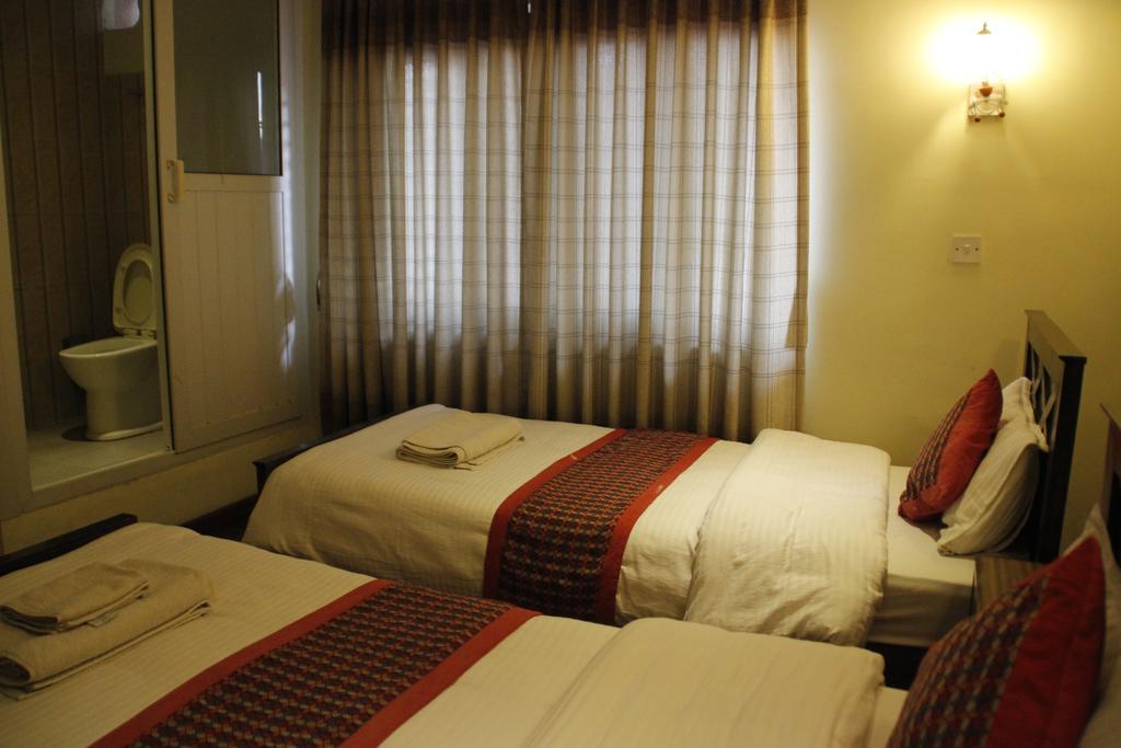 Hotel Peace N Park Катманду Экстерьер фото