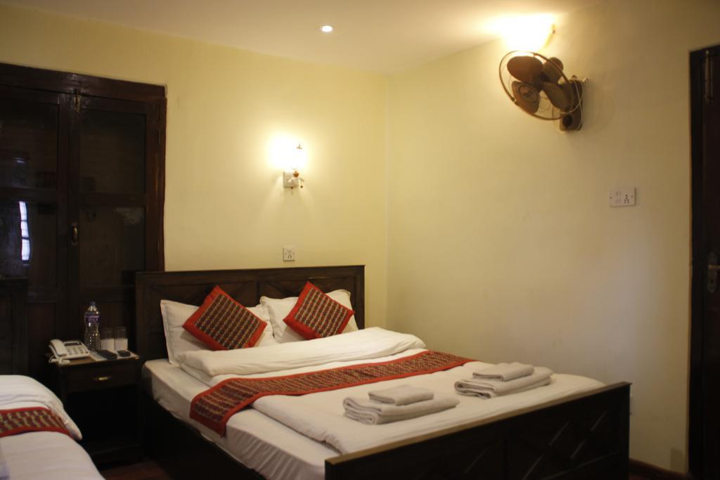 Hotel Peace N Park Катманду Экстерьер фото
