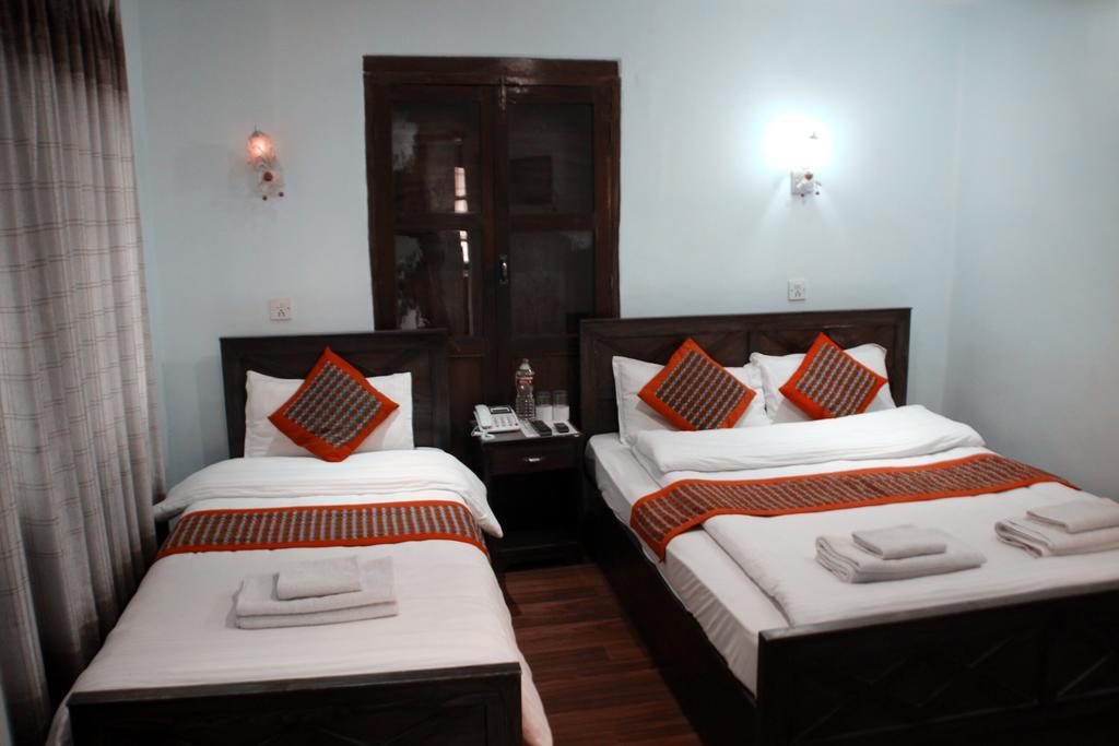 Hotel Peace N Park Катманду Экстерьер фото