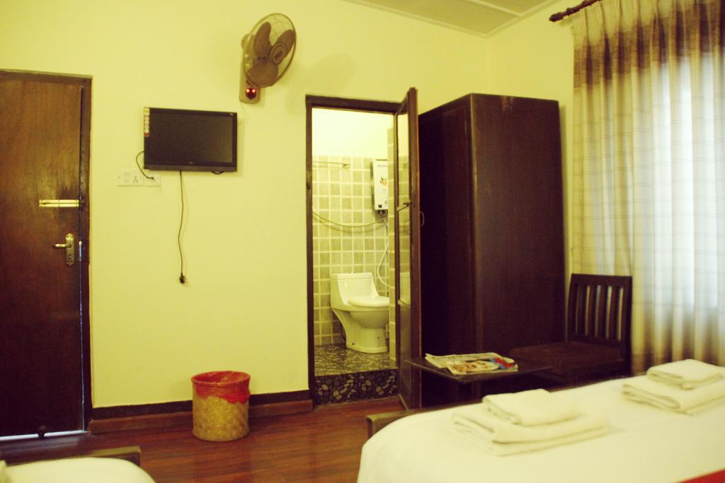 Hotel Peace N Park Катманду Экстерьер фото