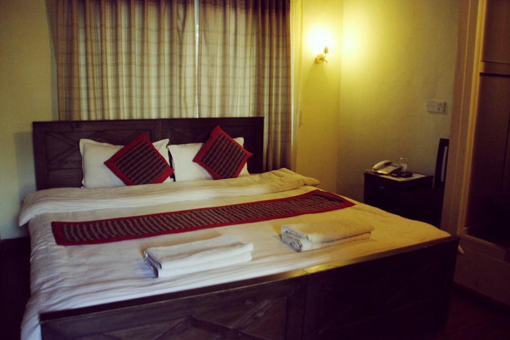 Hotel Peace N Park Катманду Экстерьер фото