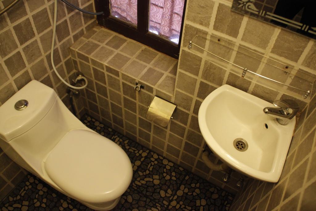 Hotel Peace N Park Катманду Экстерьер фото