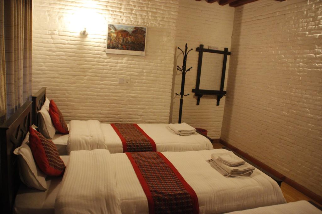 Hotel Peace N Park Катманду Экстерьер фото